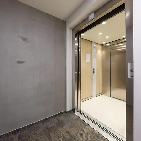 Stylish Metodova - Mall &parking * 브라티슬라바